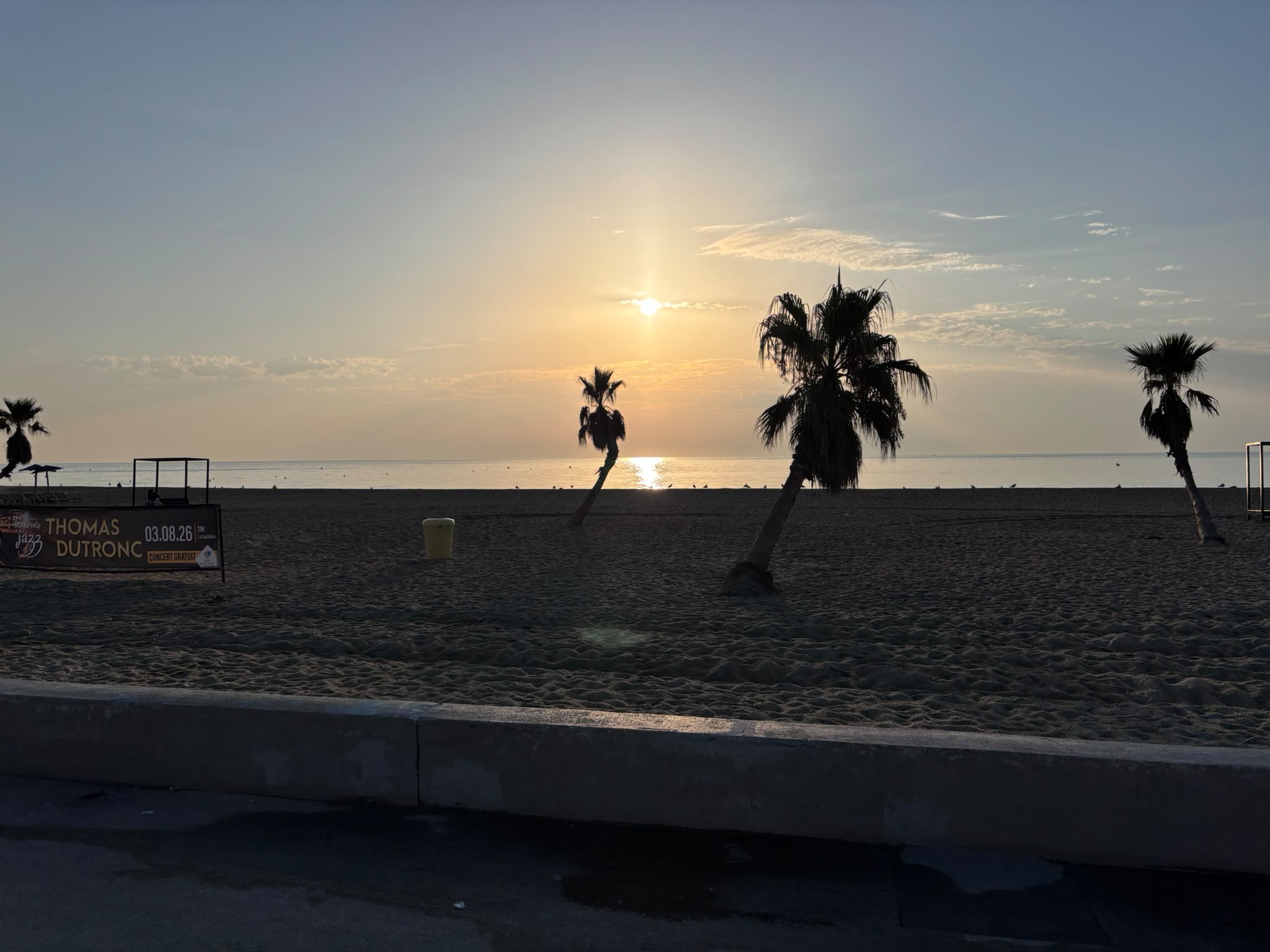 Lever de soleil sur la plage du Barcarès avant l'ouverture du marché